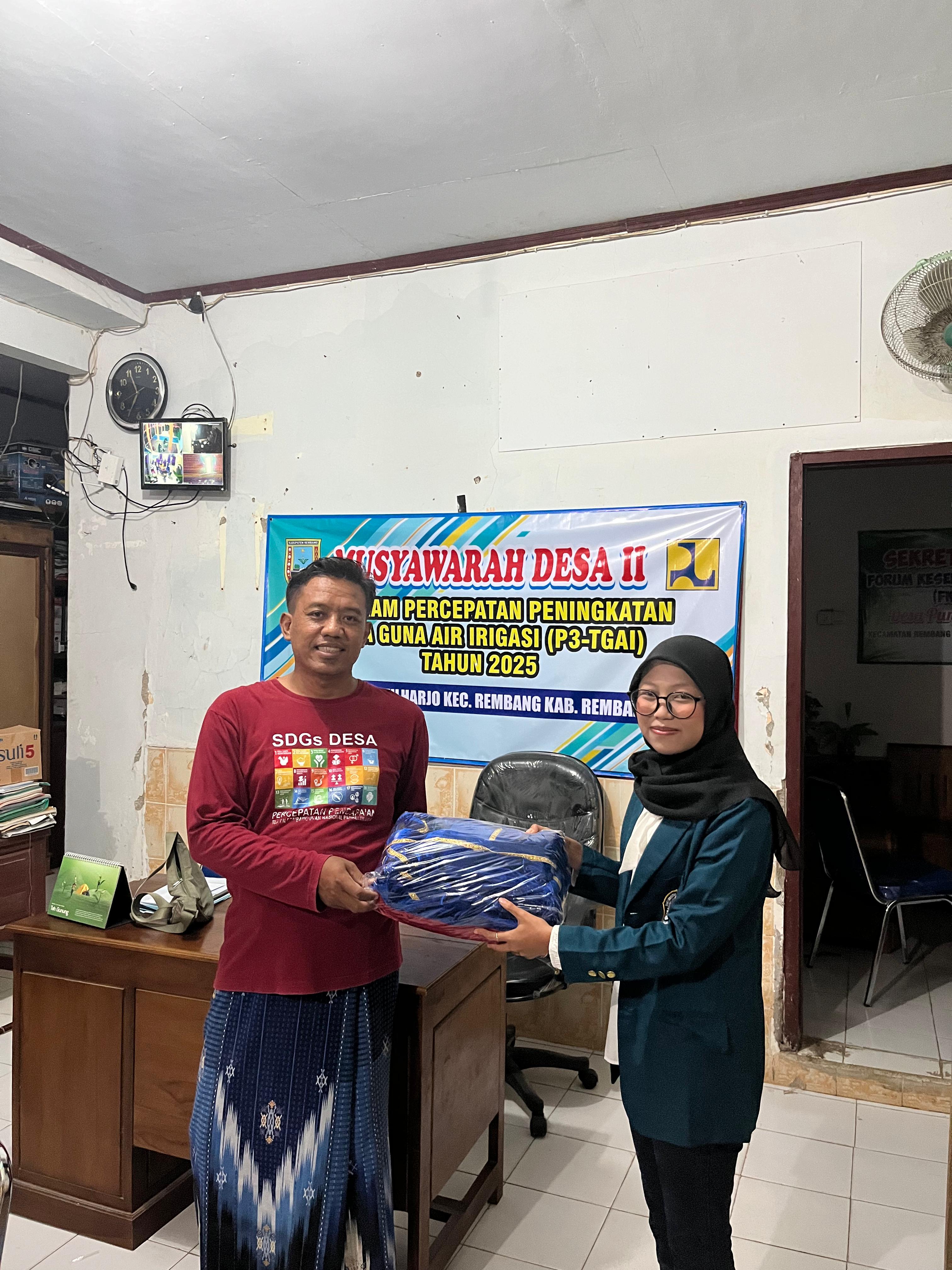 Penyerahan kostum tari andrawina ke desa Punjulharjo