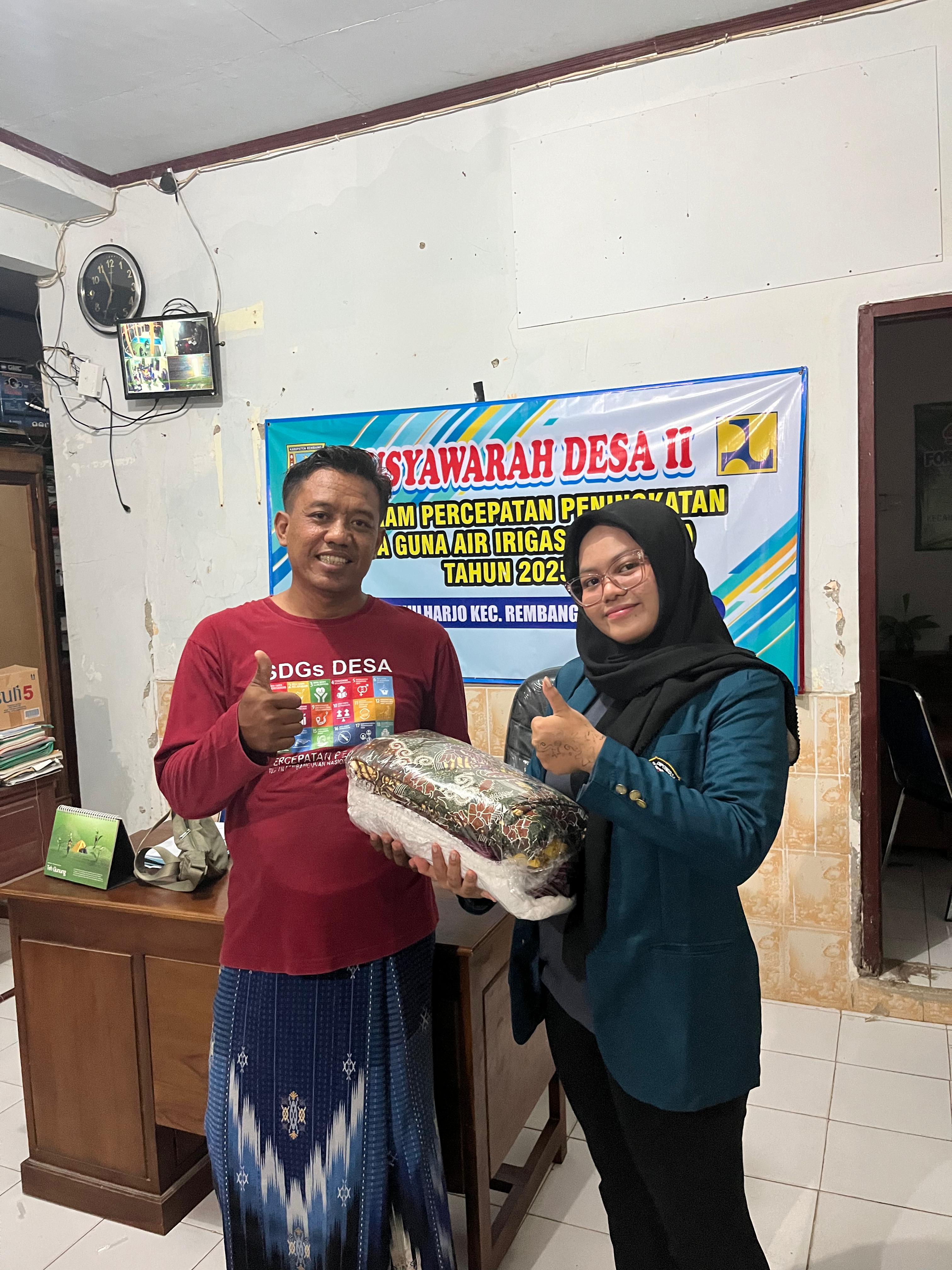 Penyerahan kostum Tari Kepak